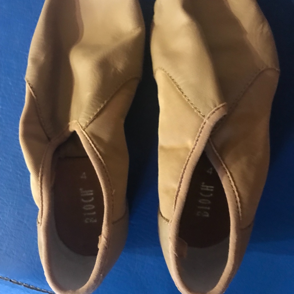 Tan Bloch Jazz Shoes ( Kid's 4)